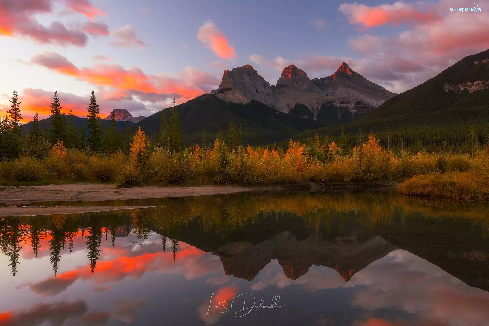 Moraine Lake, Kanada, Pożółkłe, Kolumbia Brytyjska, Wschód słońca, Park Narodowy Banff, Jezioro, Jesień, Kanadyjskie Góry Skaliste, Alberta, Drzewa