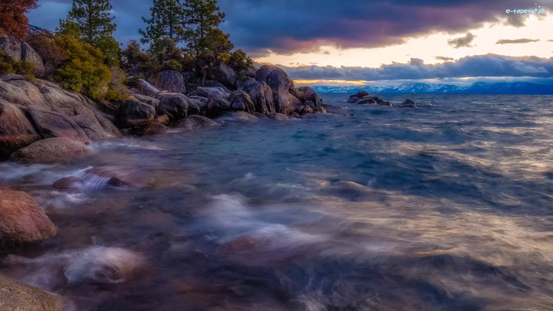 Kamienie, Wybrzeże, Park Narodowy Yosemite, Kalifornia, Stany Zjednoczone, Skały, Chmury, Jezioro Tahoe, Drzewa