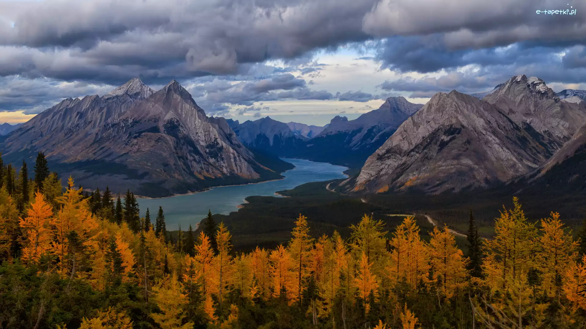 Skały, Chmury, Drzewa, Rzeka, Jesień, Kanada, Alberta, Góry Skaliste, Kananaskis