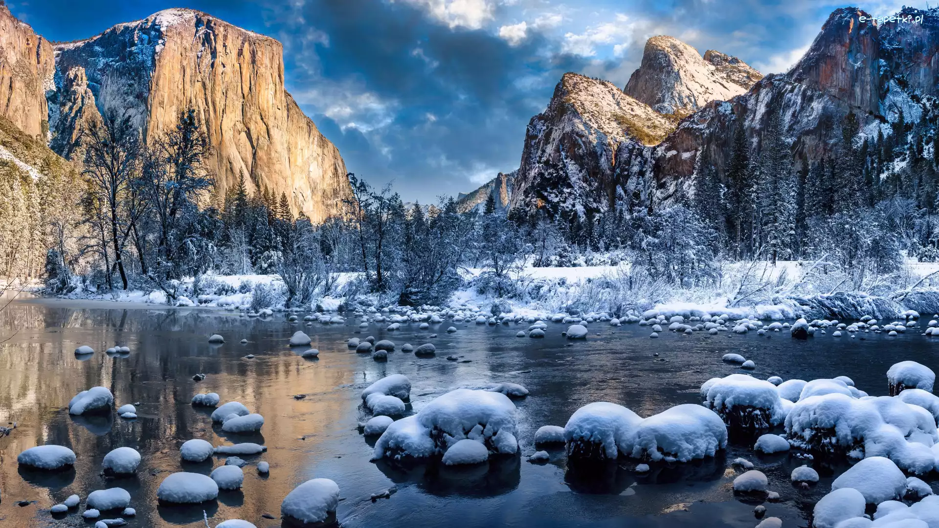 Merced River, Park Narodowy Yosemite, Góry, Kamienie, Chmury, Kalifornia, Rzeka, Niebo, Śnieg, Stany Zjednoczone, Drzewa, Zima