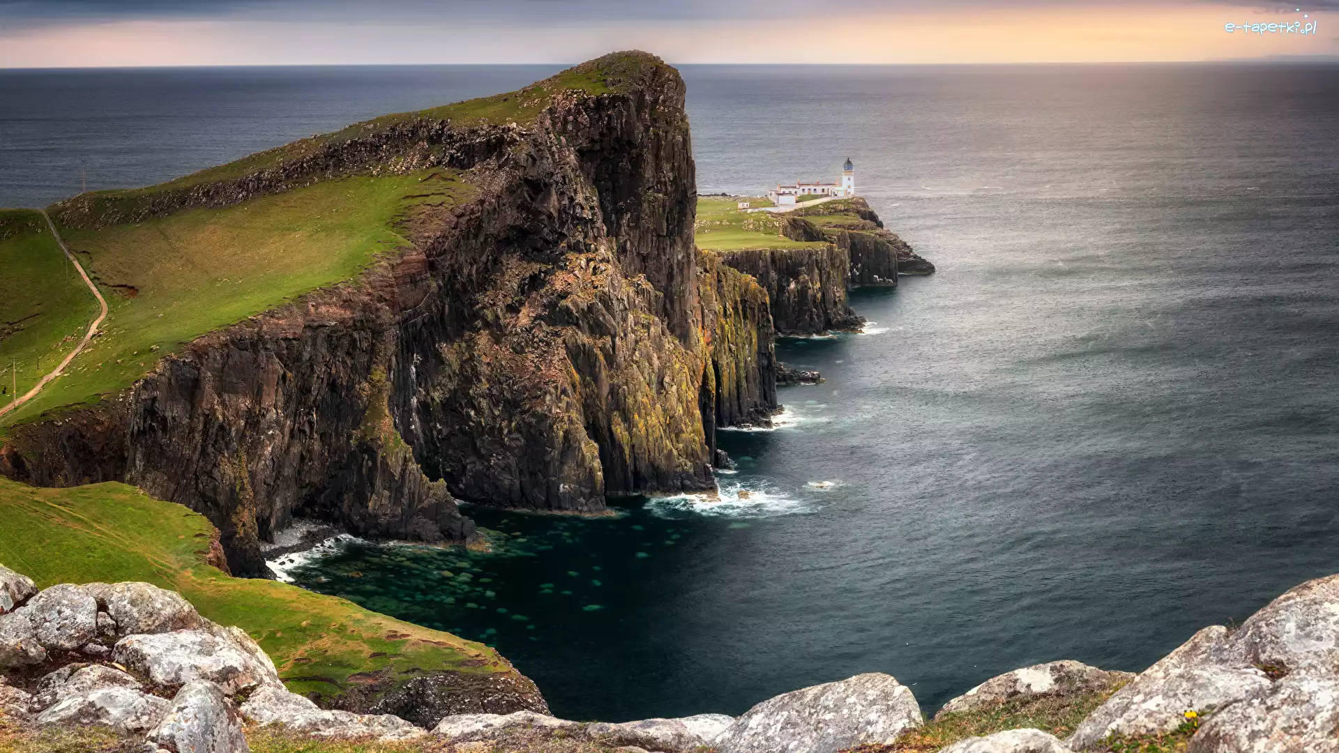 Neist Point Lighthouse, Skały, Szkocja, Chmury, Latarnia morska, Półwysep Duirinish, Wyspa Skye, Morze Szkockie