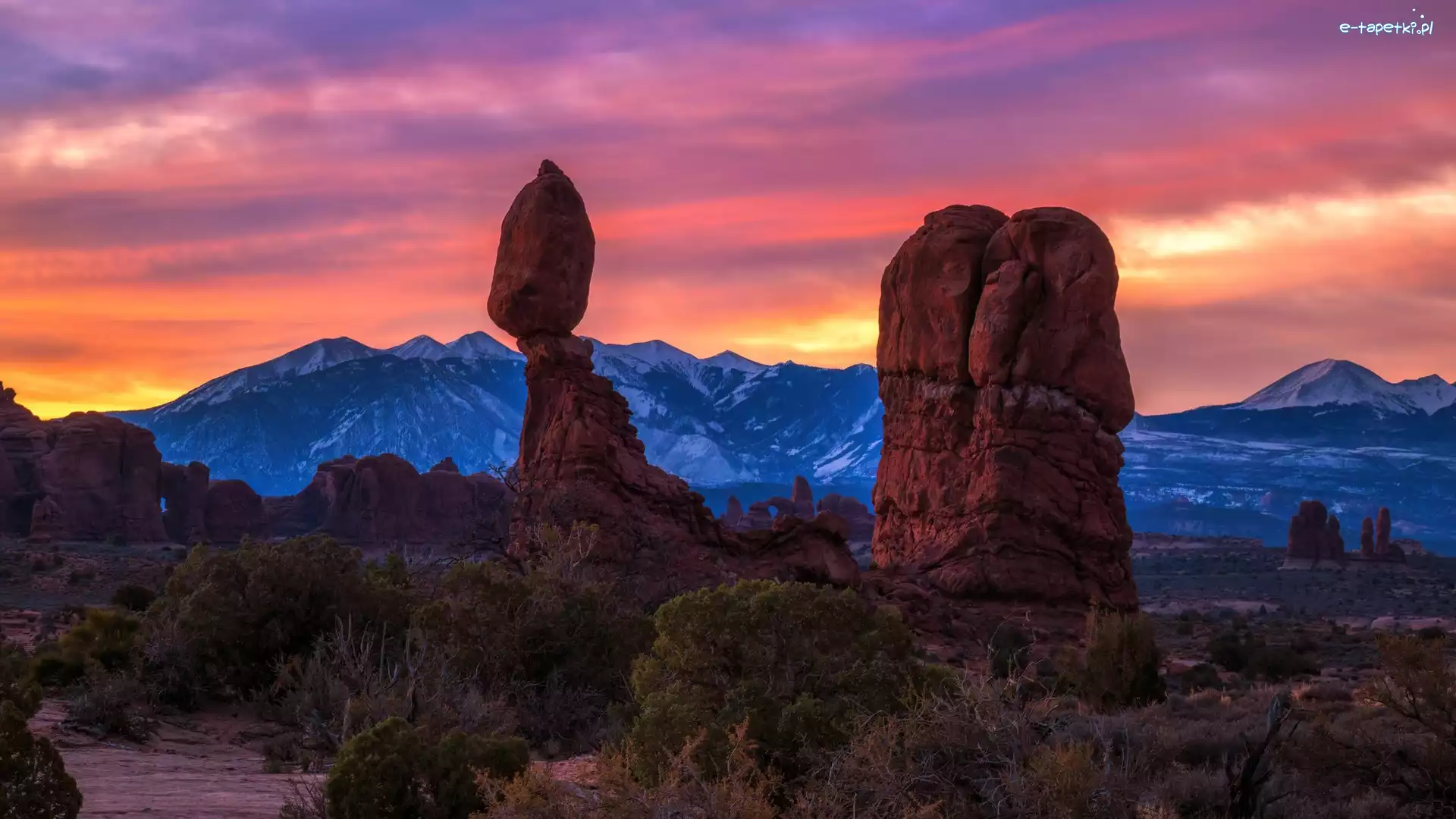 Stany Zjednoczone, Balanced Rock, Krzewy, Skały, Wschód słońca, Utah, Park Narodowy Arches