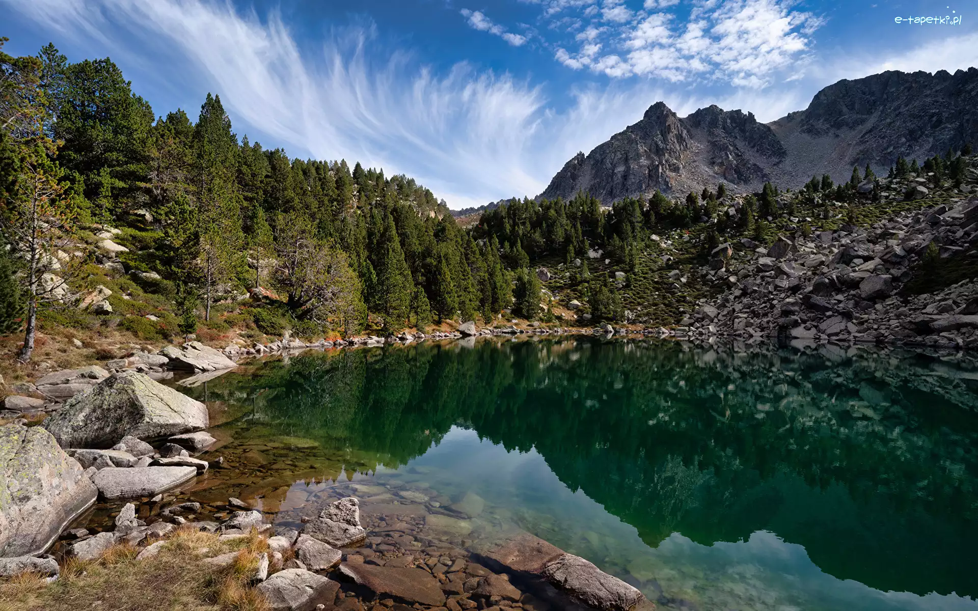 Drzewa, Pireneje, Chmury, Las, Góry, Kamienie, Jezioro, Andora, Estany Moreno, Niebo