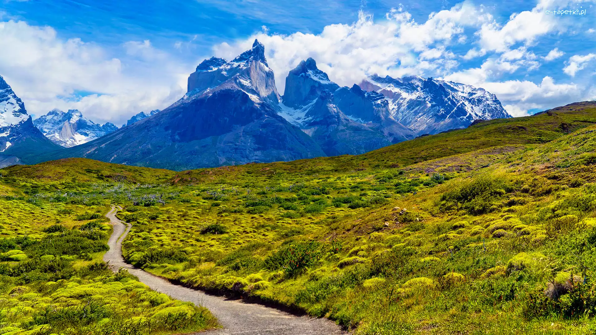 Zachód słońca, Masyw, Chile, Park Narodowy Torres del Paine, Droga, Łąka, Chmury, Góry, Torres del Paine, Patagonia