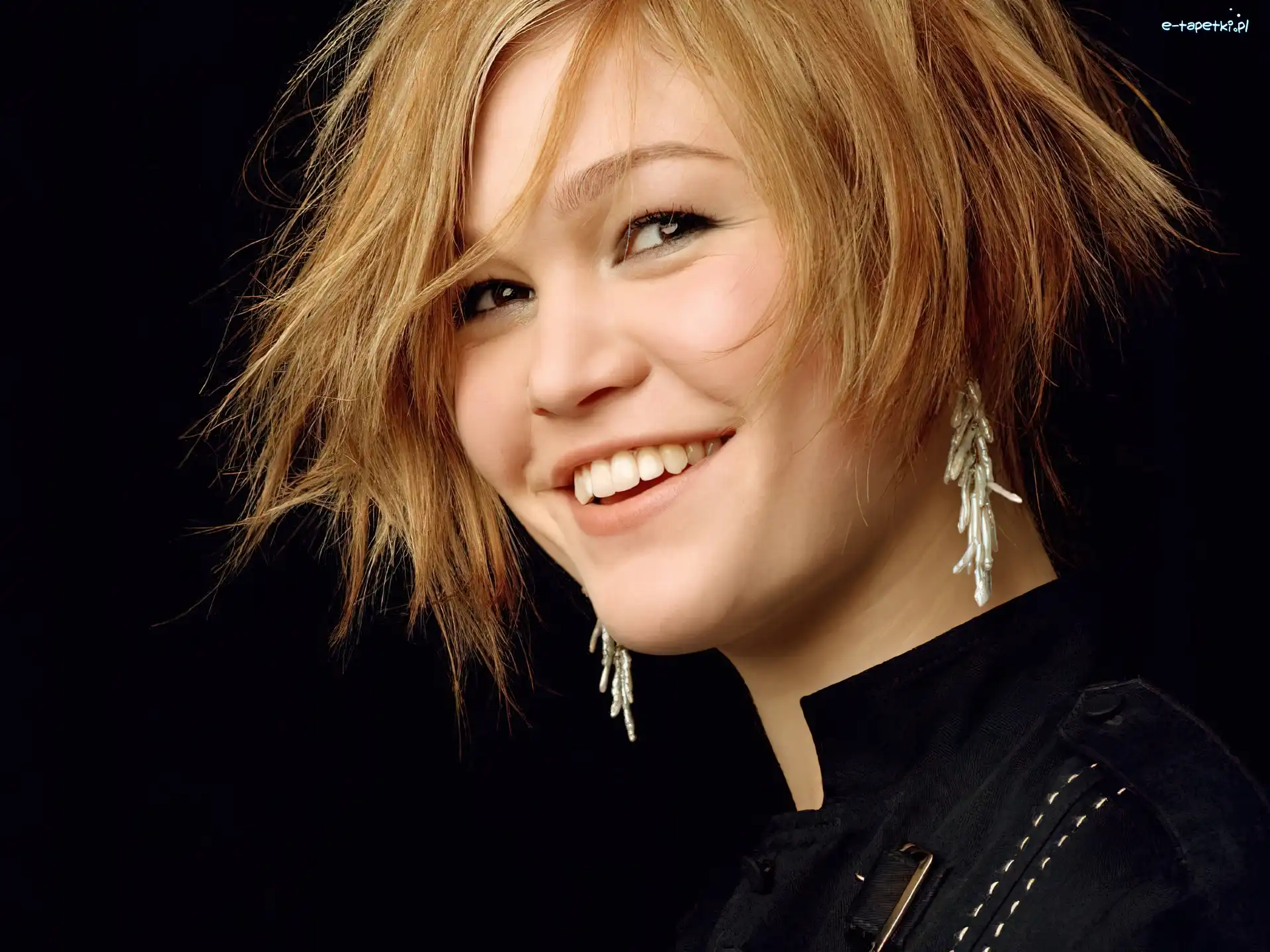 Julia Stiles, uśmiechnięta
