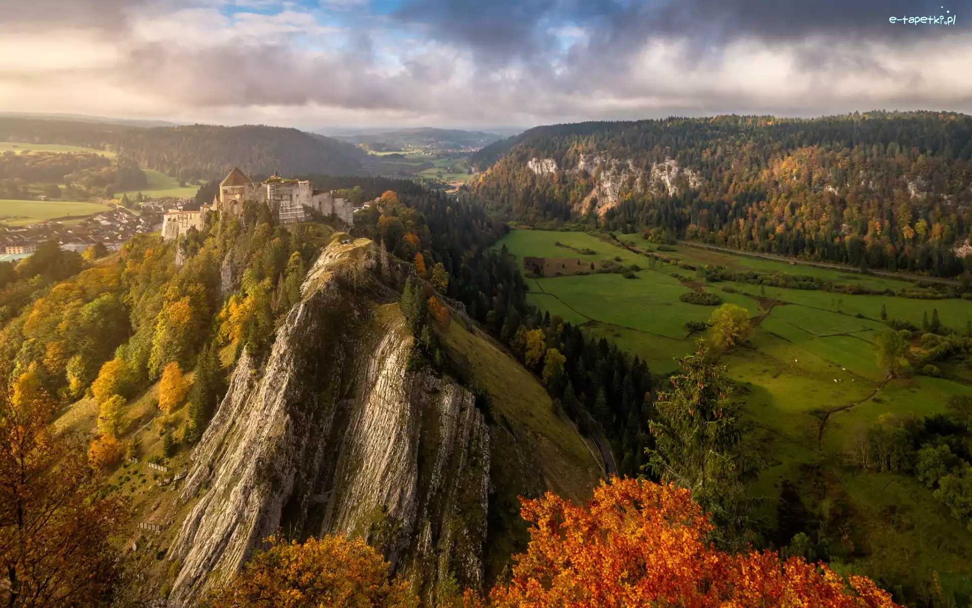 Zamek Zhu, Jesień, Chmury, Drzewa, Francja, Góry, Mgła, Burgundia, Skały, Las, Poranek