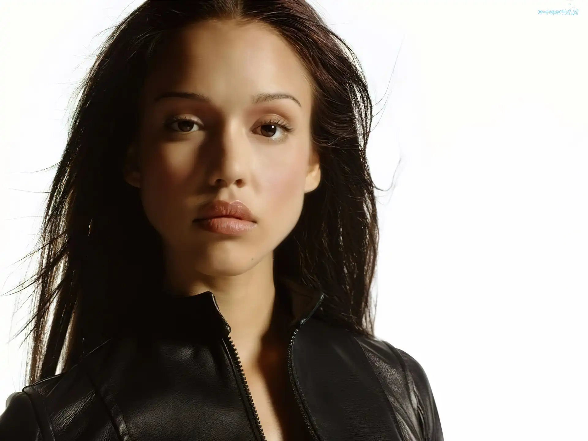 Jessica Alba, czarna, skórzana, stójka, kurteczka