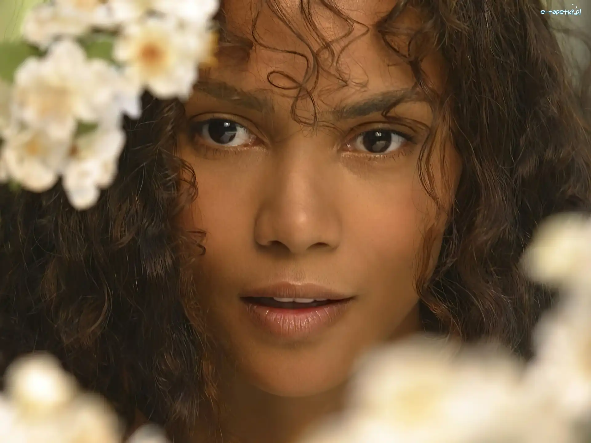 Halle Berry, buzia, ładna