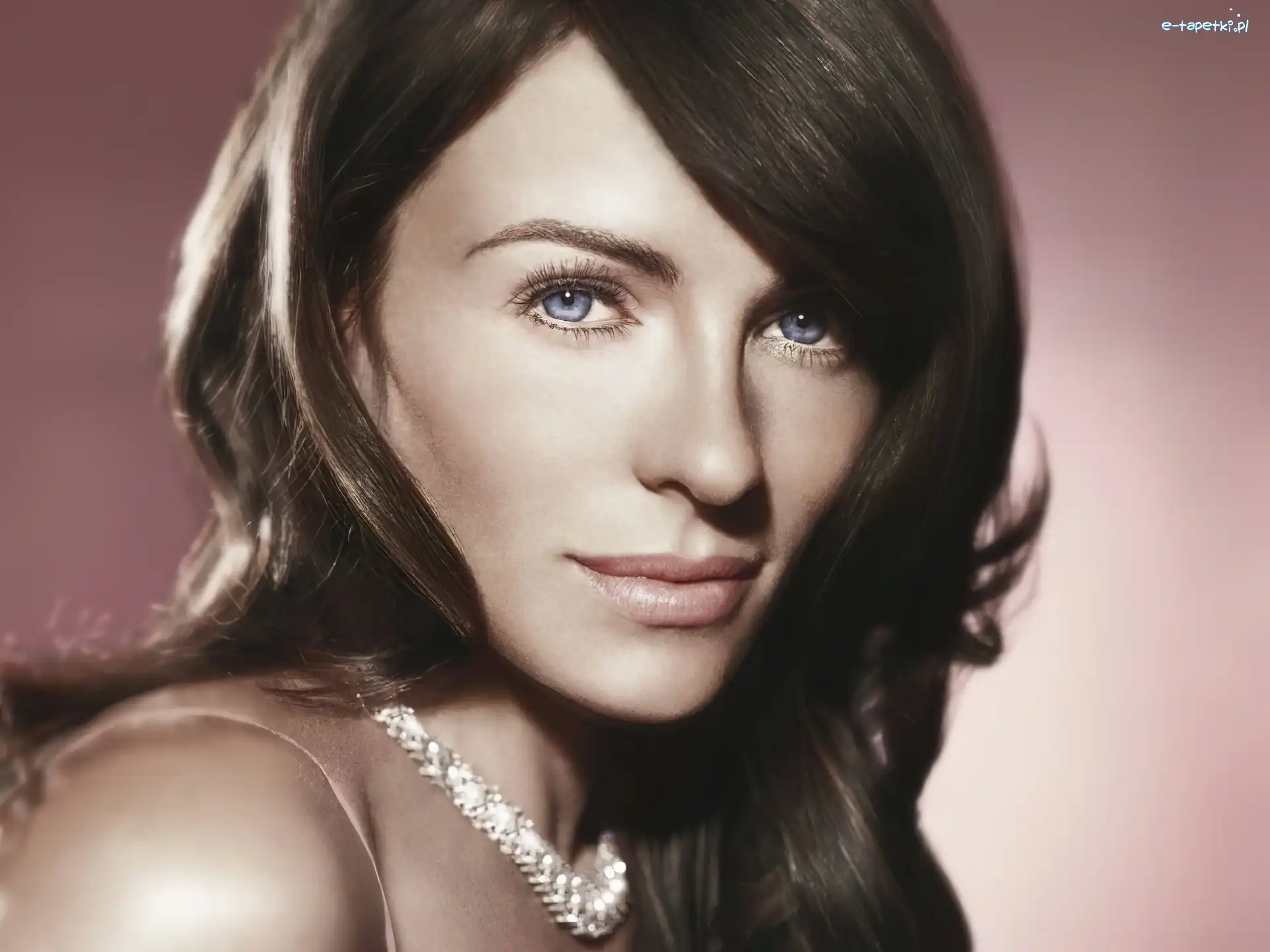 Elizabeth Hurley, buzia