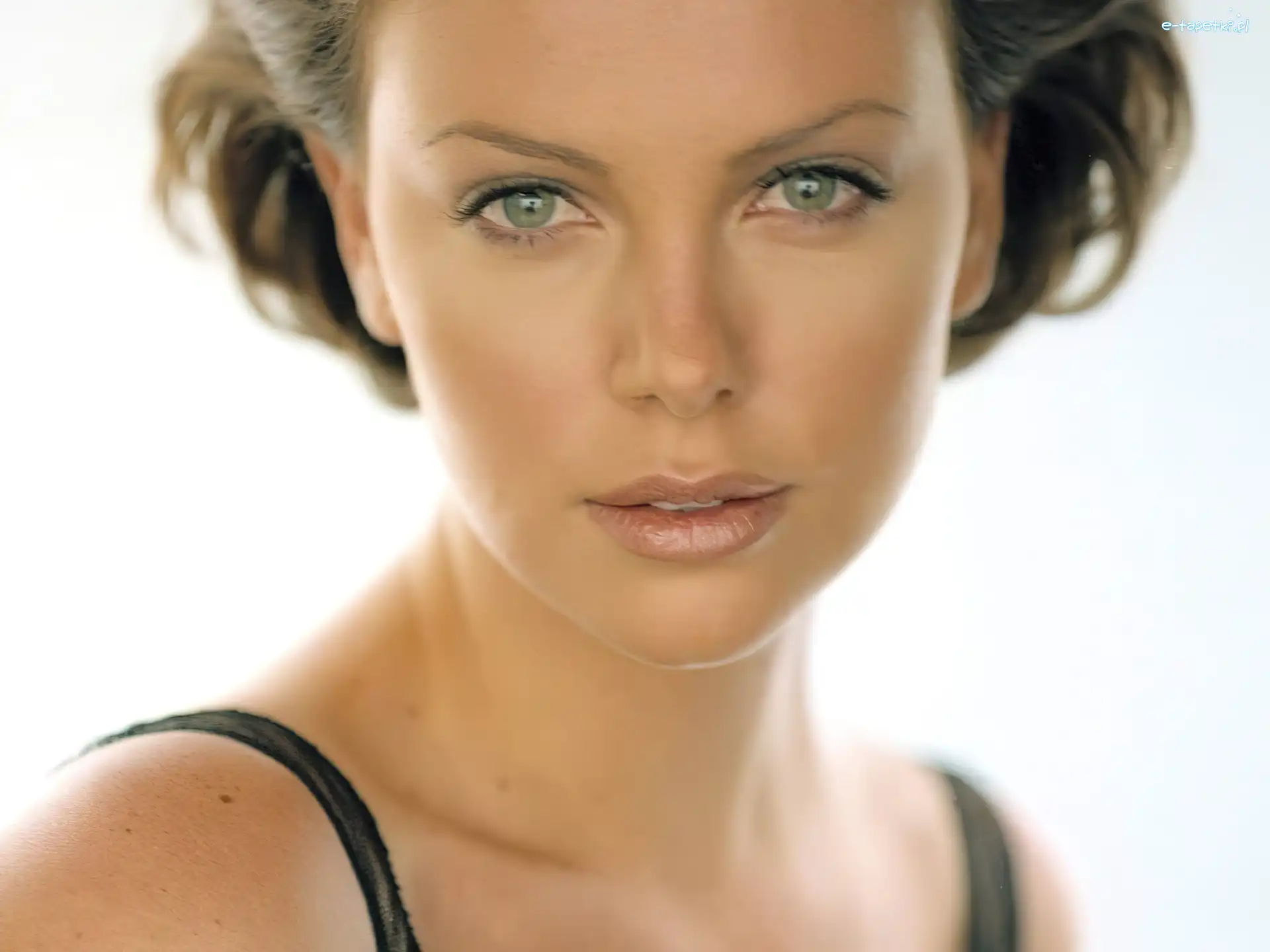 Charlize Theron, buzia