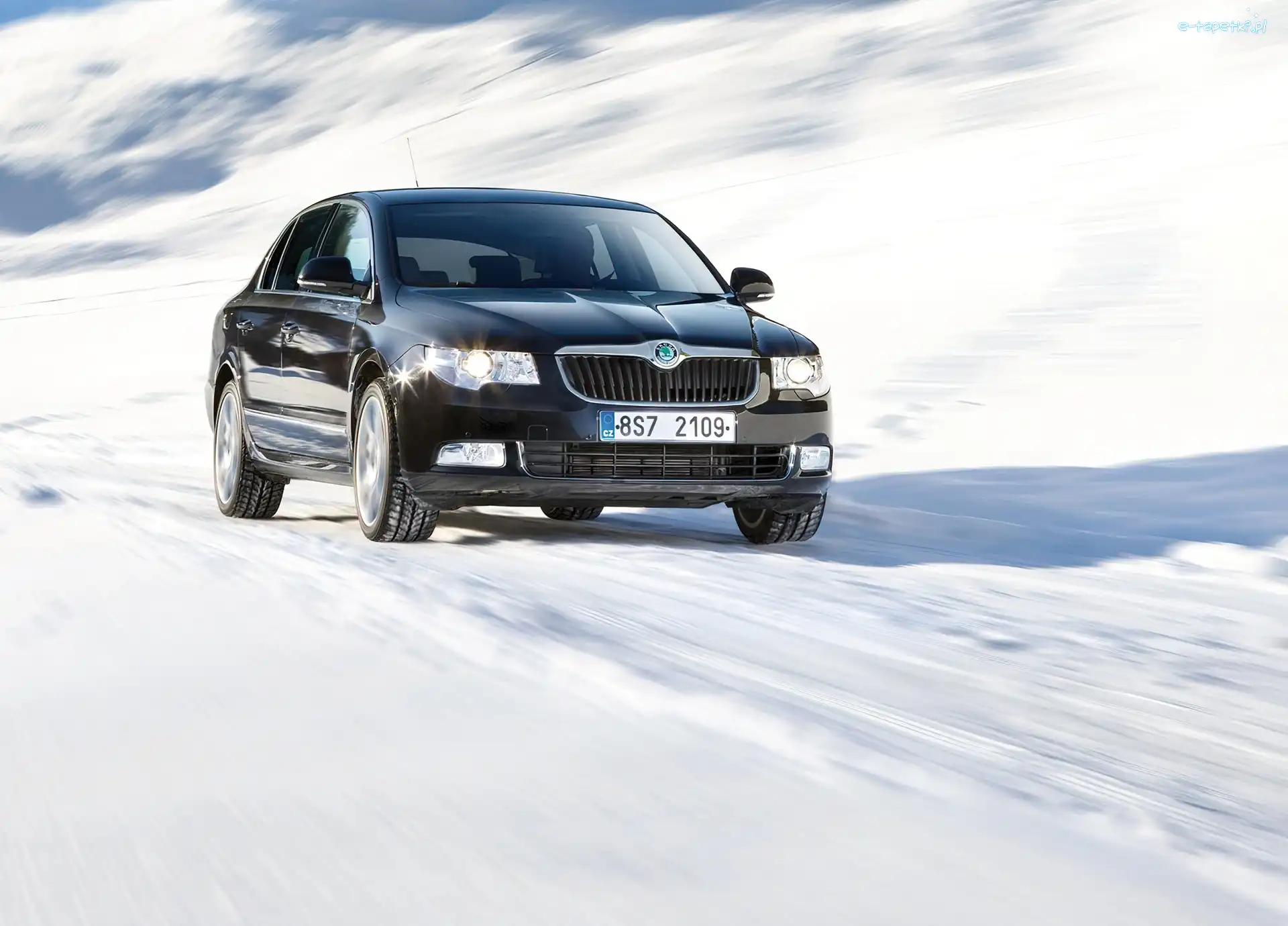Śnieg, Skoda Superb, Czarna
