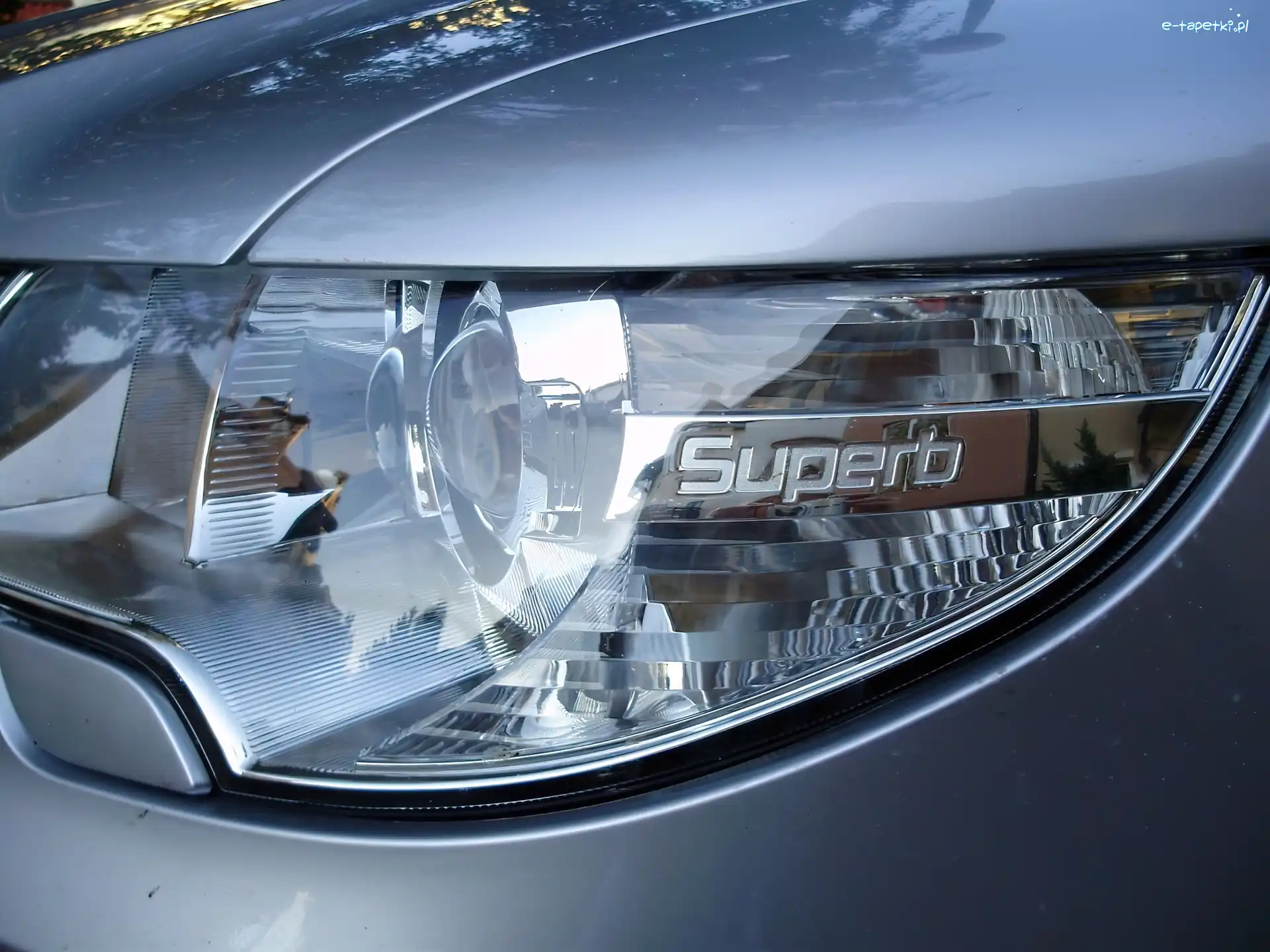 Skoda Superb, Reflektor, Przód