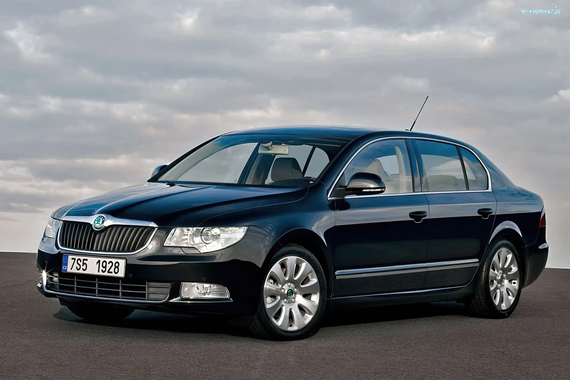 Chmury, Skoda Superb, Czarny