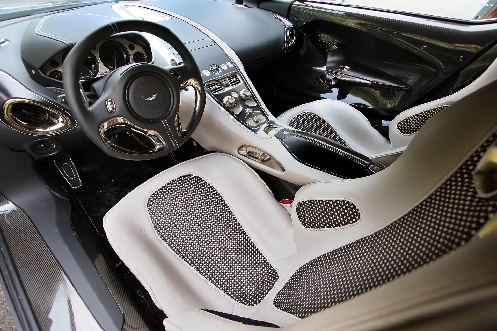 Kierownica, Aston Martin One-77