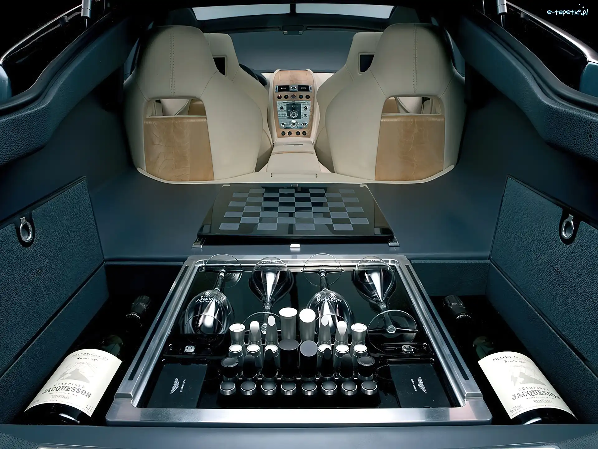 Kieliszki, Aston Martin Rapide