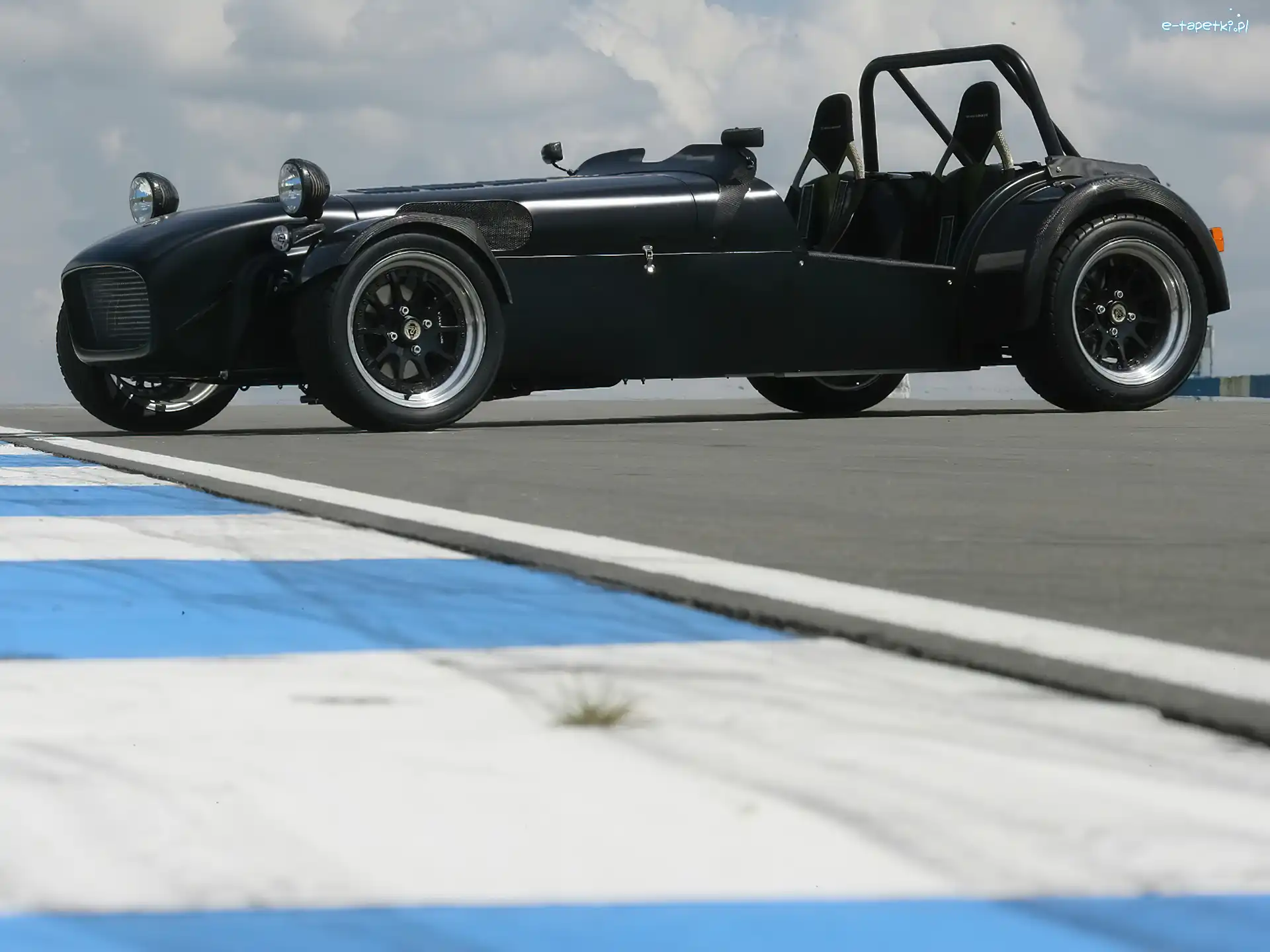 Caterham Seria R, Strona, Lewa