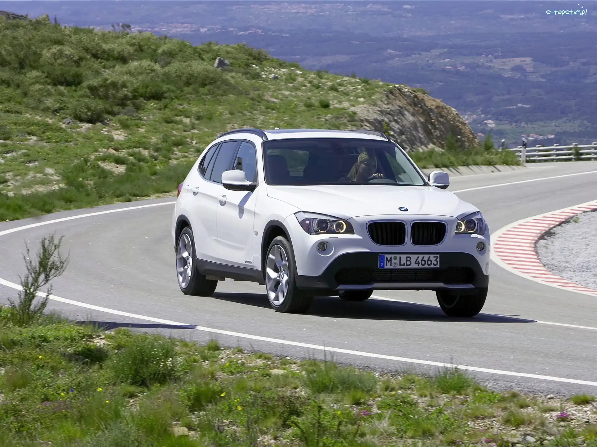 Kobieta, BMW X1, Białe