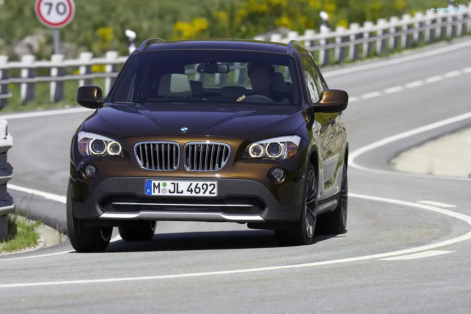 Halogeny, BMW X1, Przód