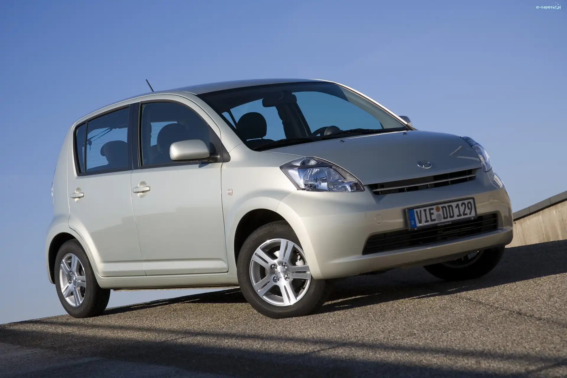 Maska, Daihatsu Sirion, Srebrny