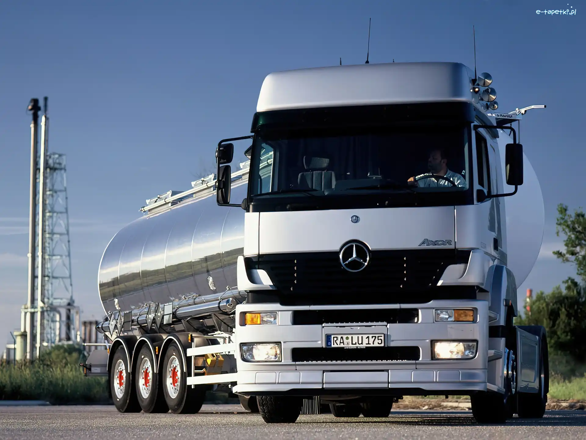 Srebny Ciągnik Mercedesa