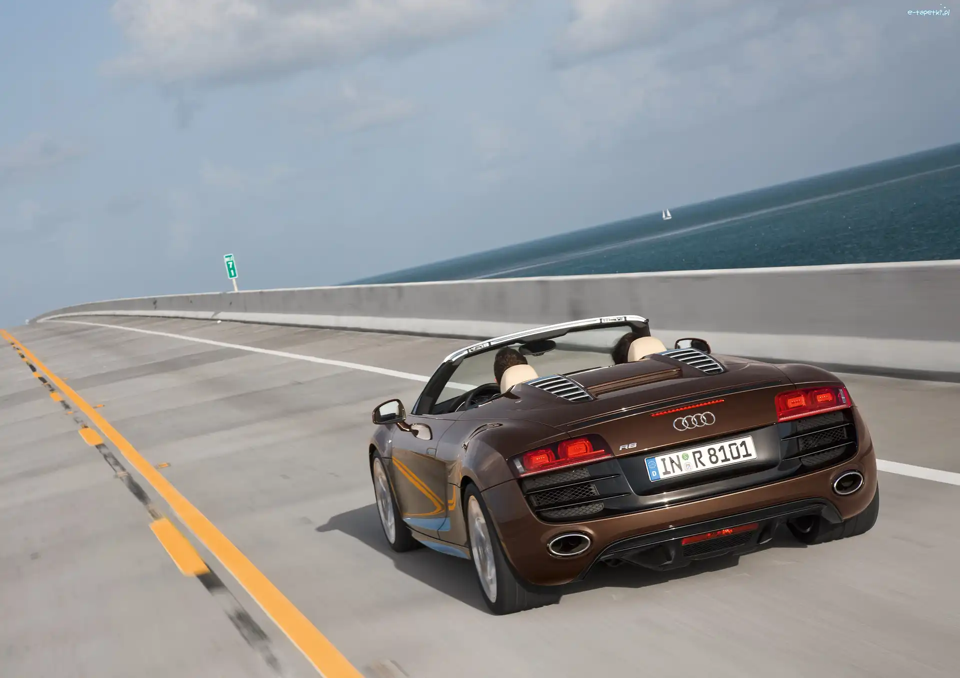 Układ, Audi R8 Spyder, Wydechowy, Tył