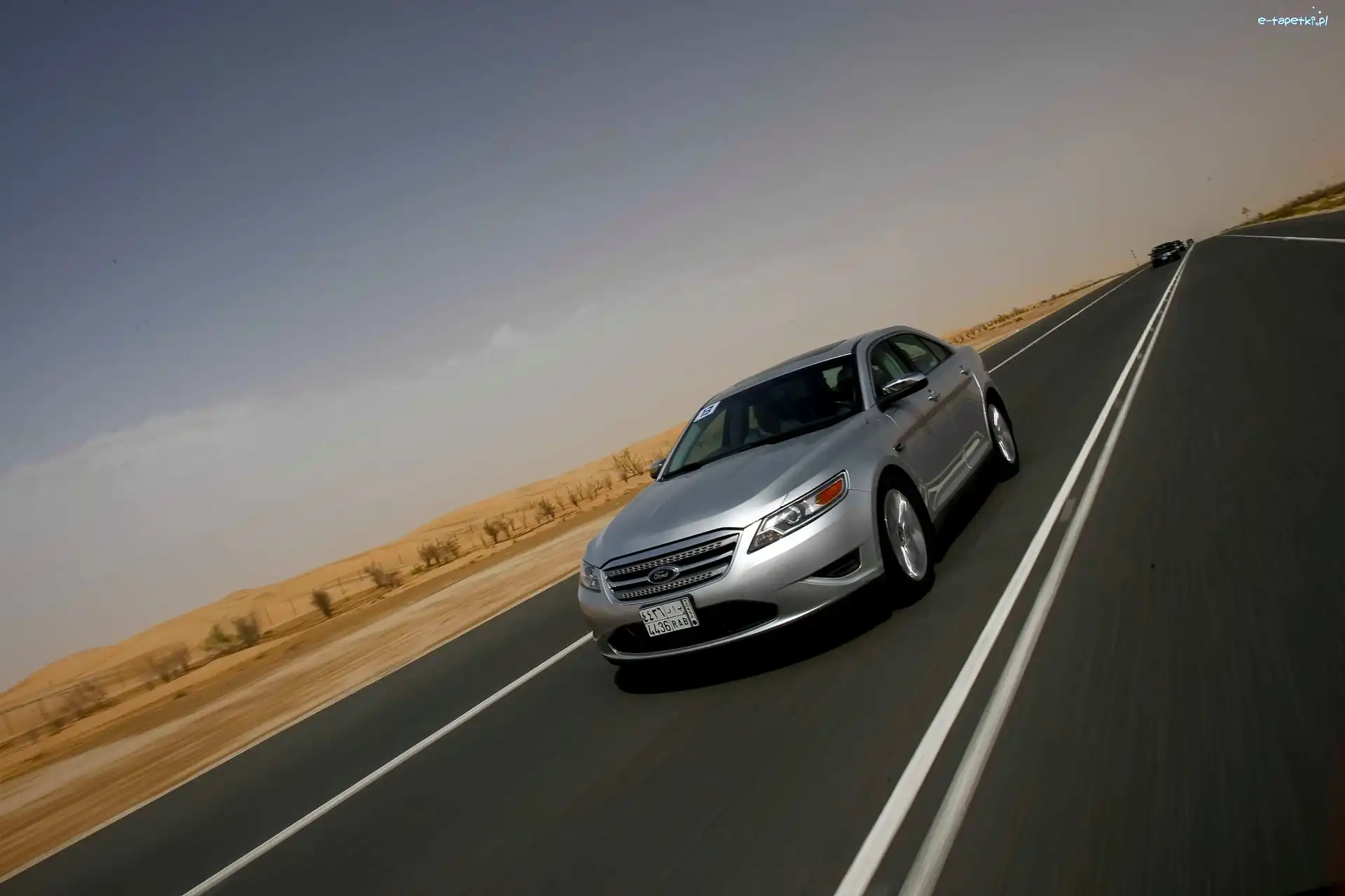 Ford Taurus
, Srebrny