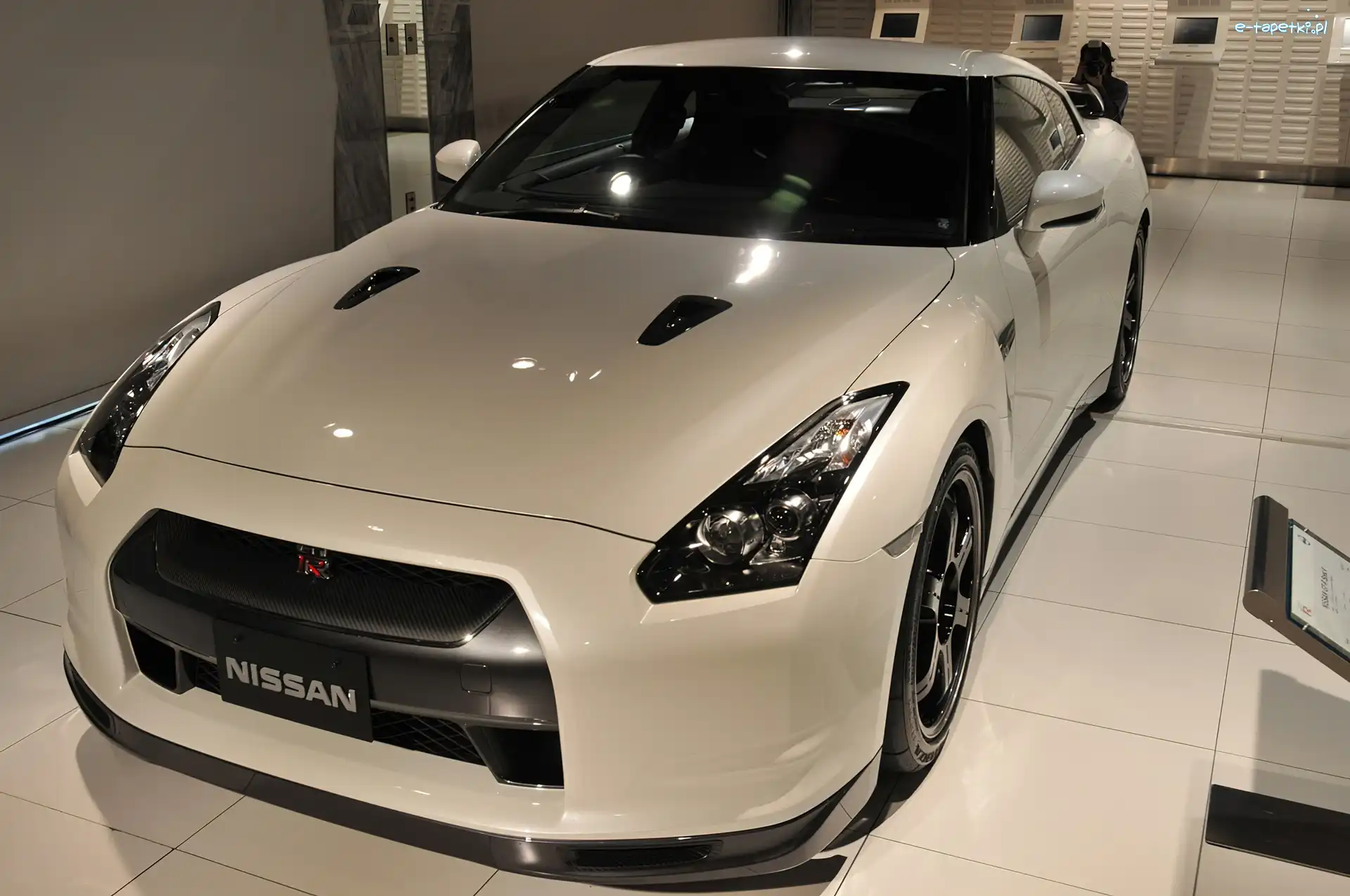 Salon, Nissan GT-R, Biały