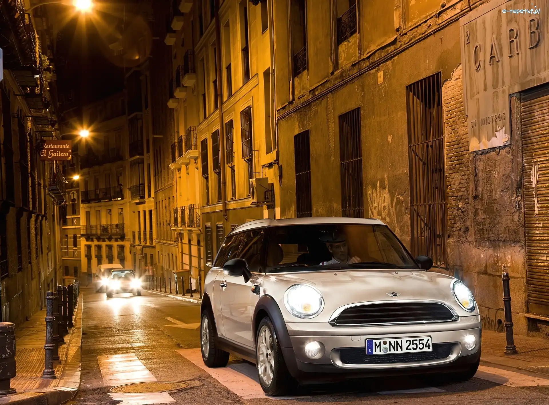 Nocą, Miasto, Mini One