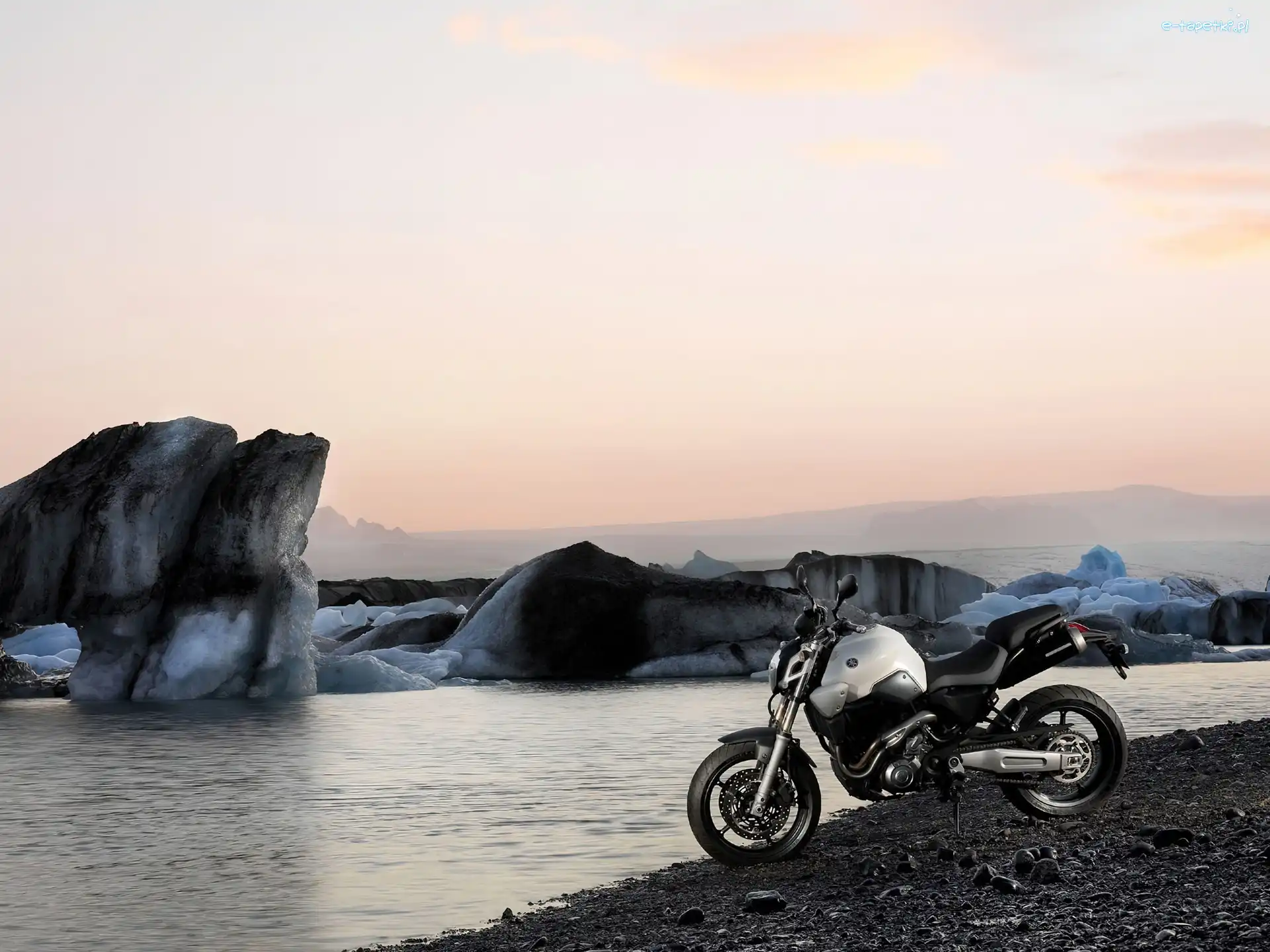 Bak, Yamaha MT-03, Biała
