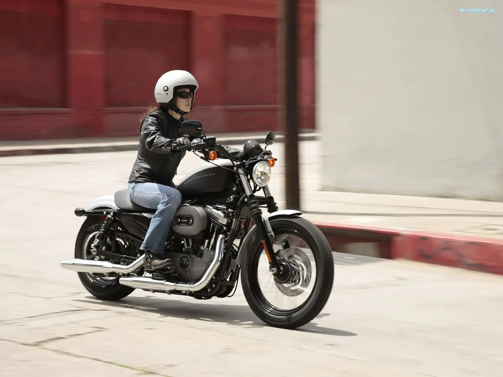 Motocyklistka, Harley Davidson XL1200N Nightster