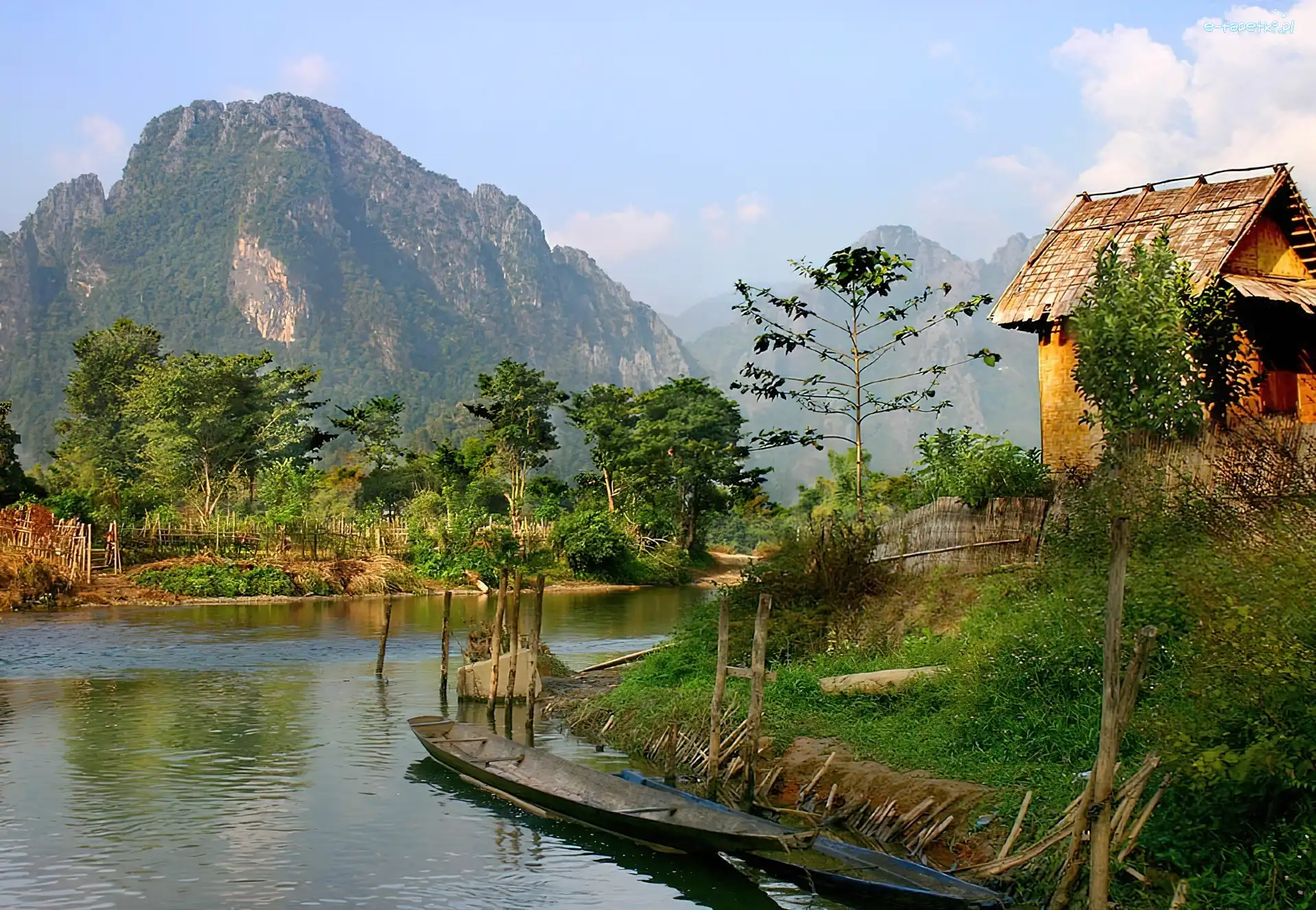 Laos, Chatka, Czółna, Rzeka