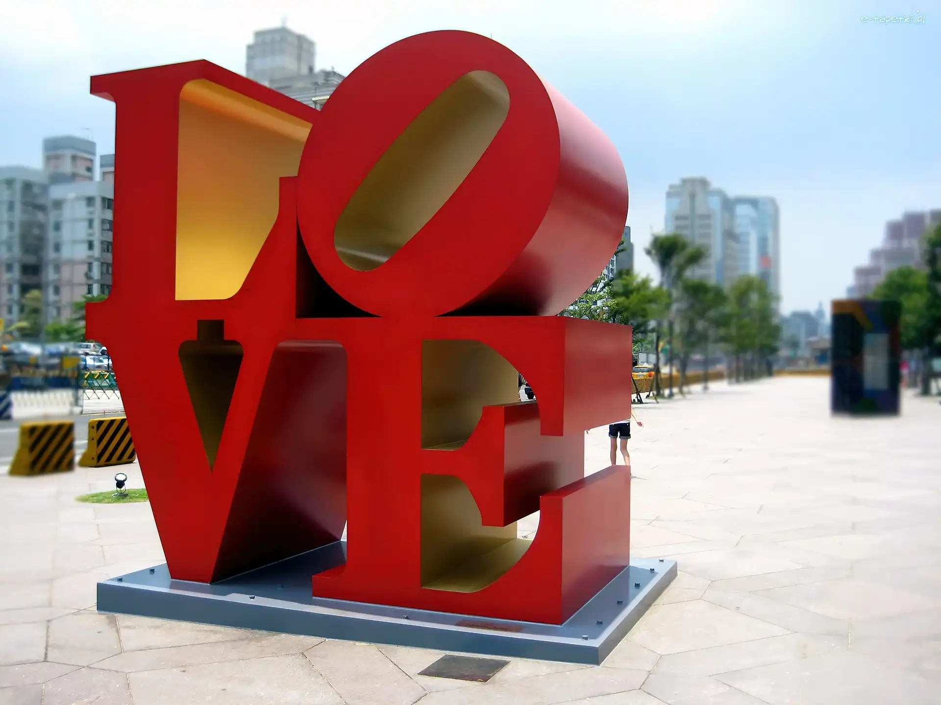 Love, Wyraz, Pomnik