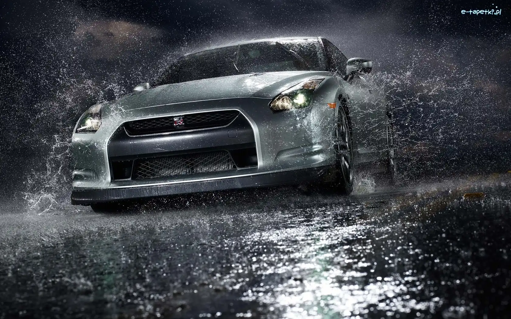 Nissan GTR, Noc, Deszcz