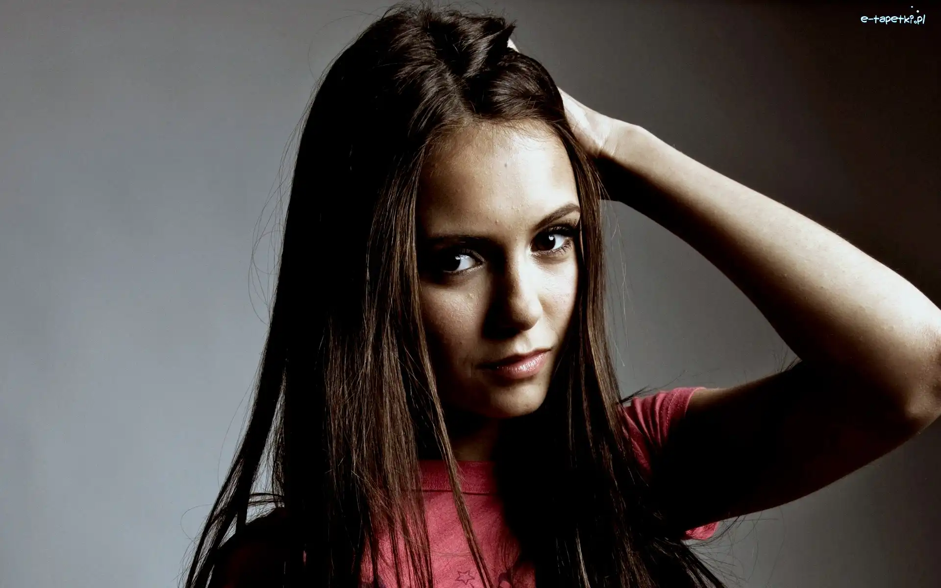 Niny Dobrev, Uroda, Dziewczęca