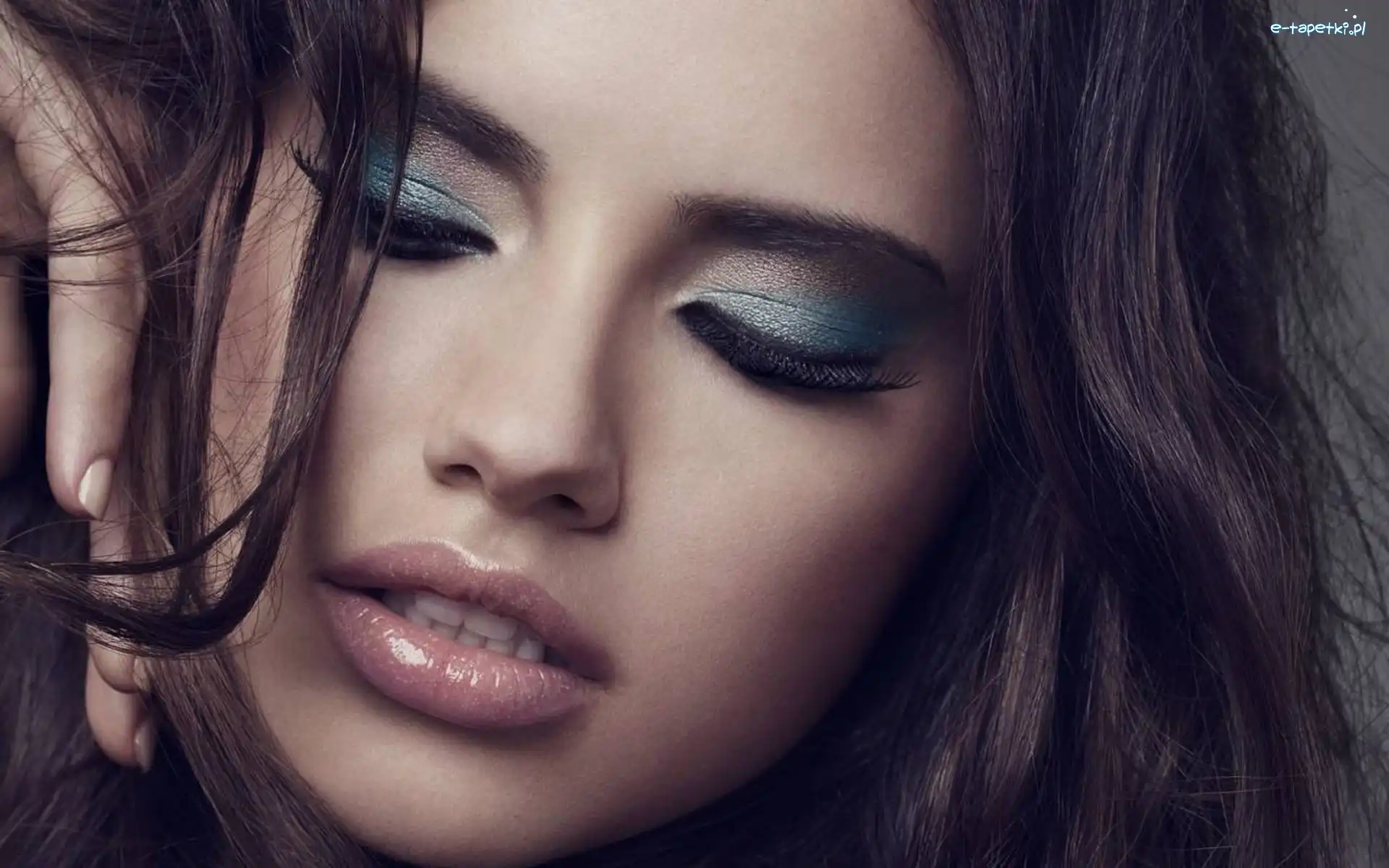 Twarz, Adriana Lima
