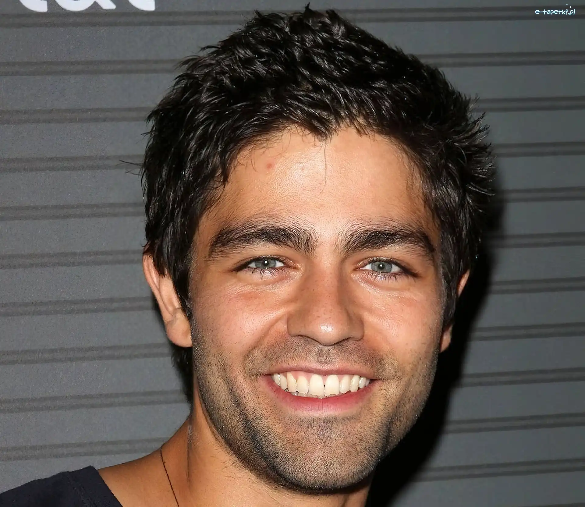 Adrian Grenier, Włosy, Krótkie, Uśmiechnięty