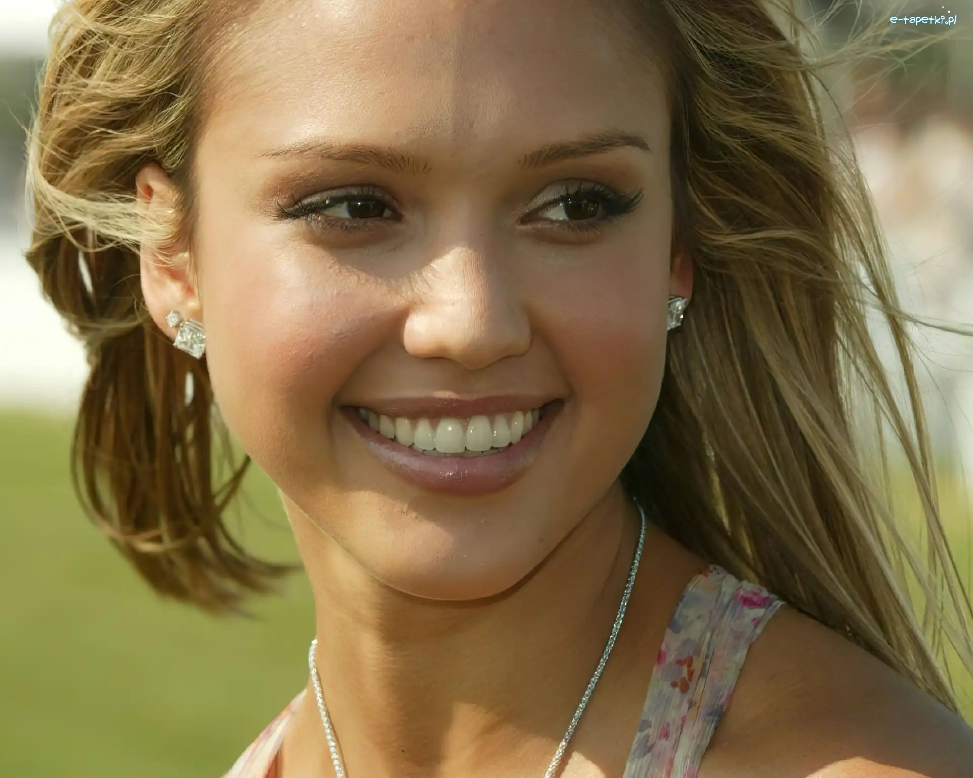 Jessica Alba, Uśmiechnięta