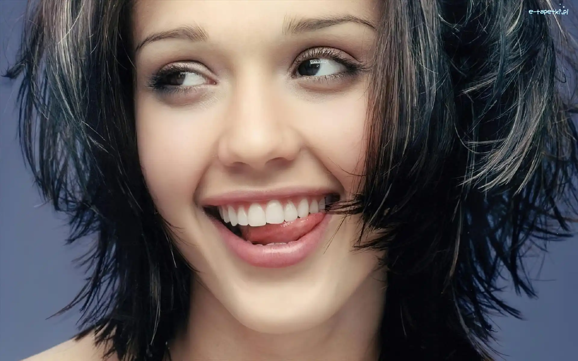 Jessica Alba, Uśmiechnięta