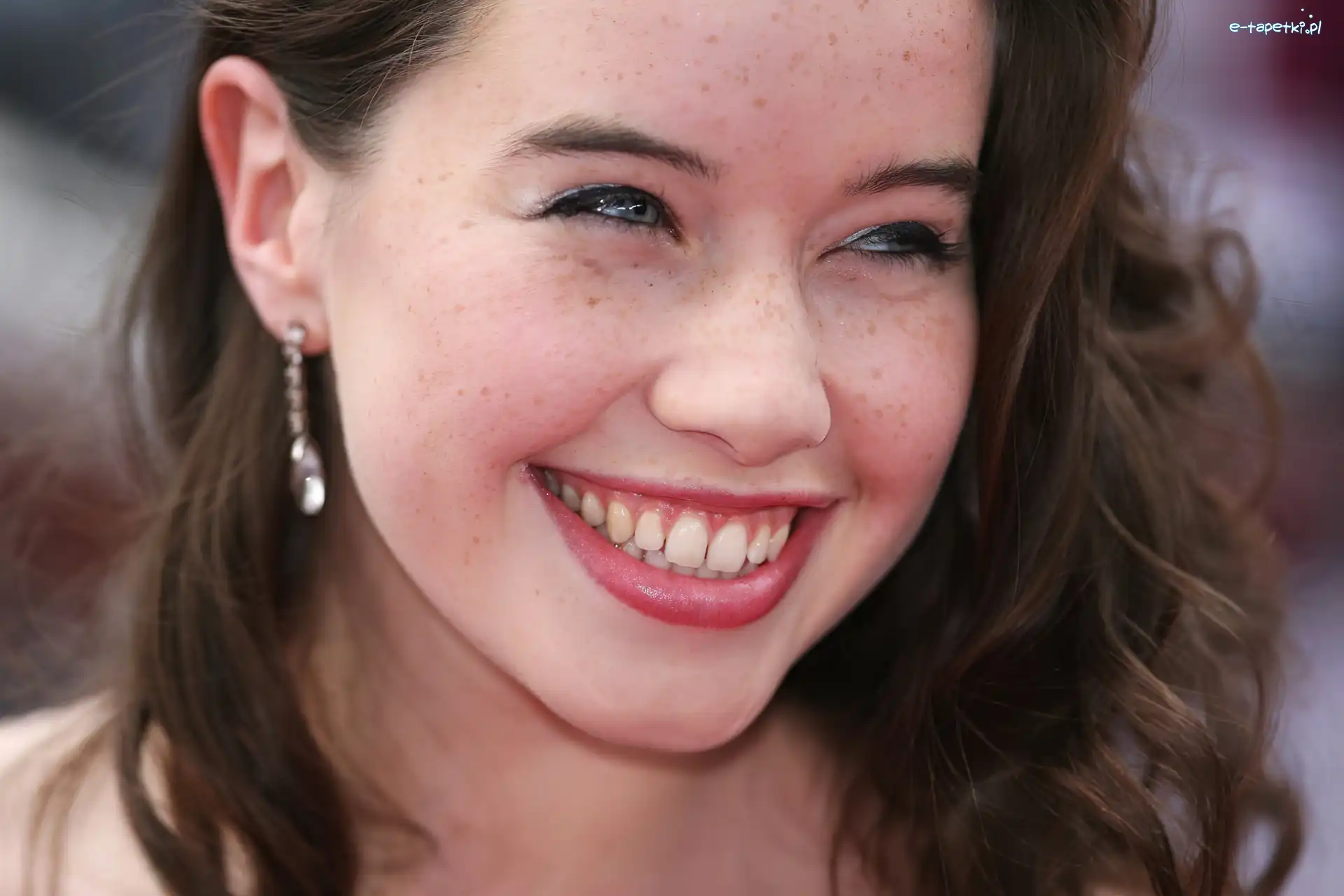 Twarz, Kolczyk
, Uśmiech, Anna Popplewell