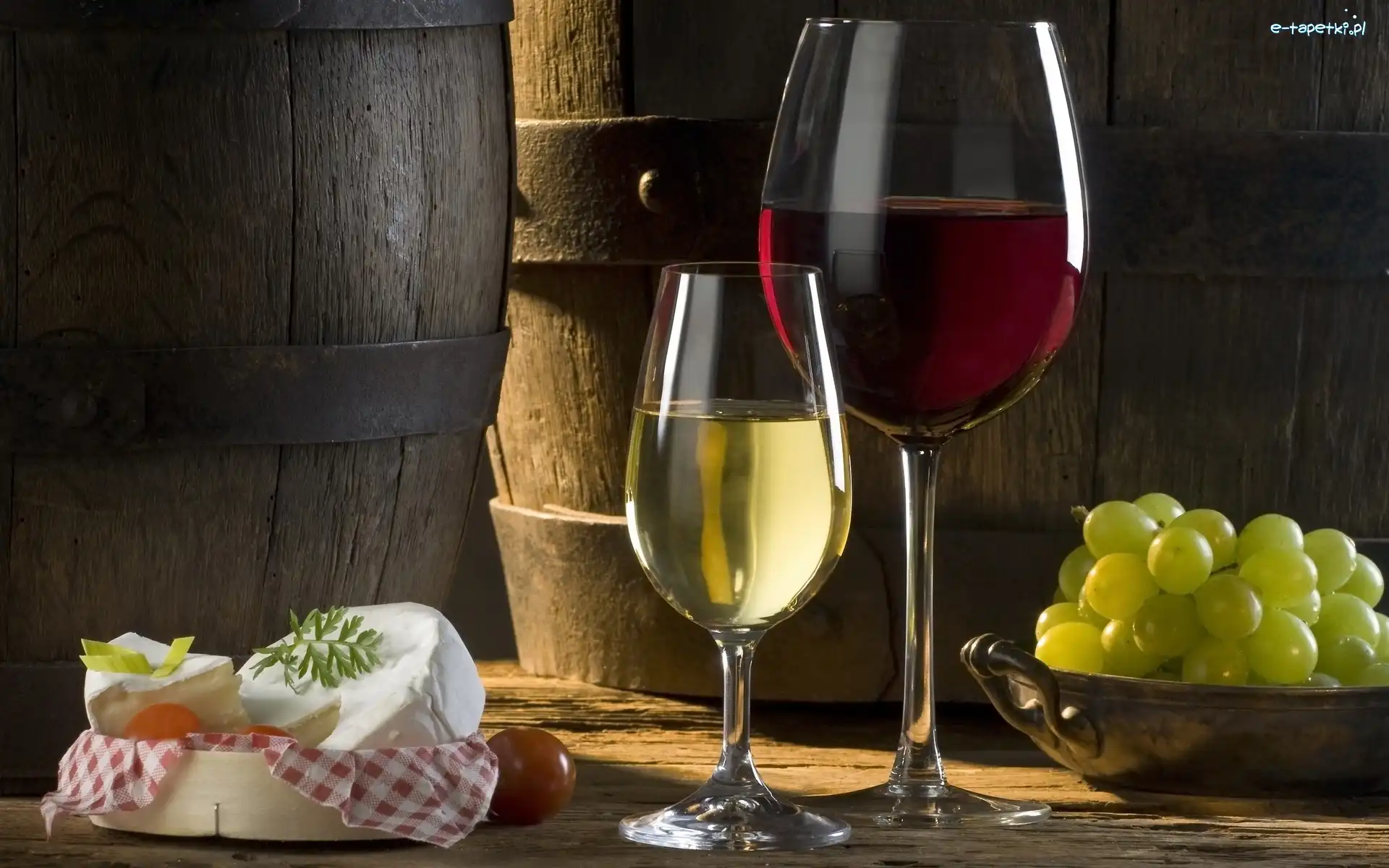 Beczki, Wino, Kieliszki, Sery, Winogrona