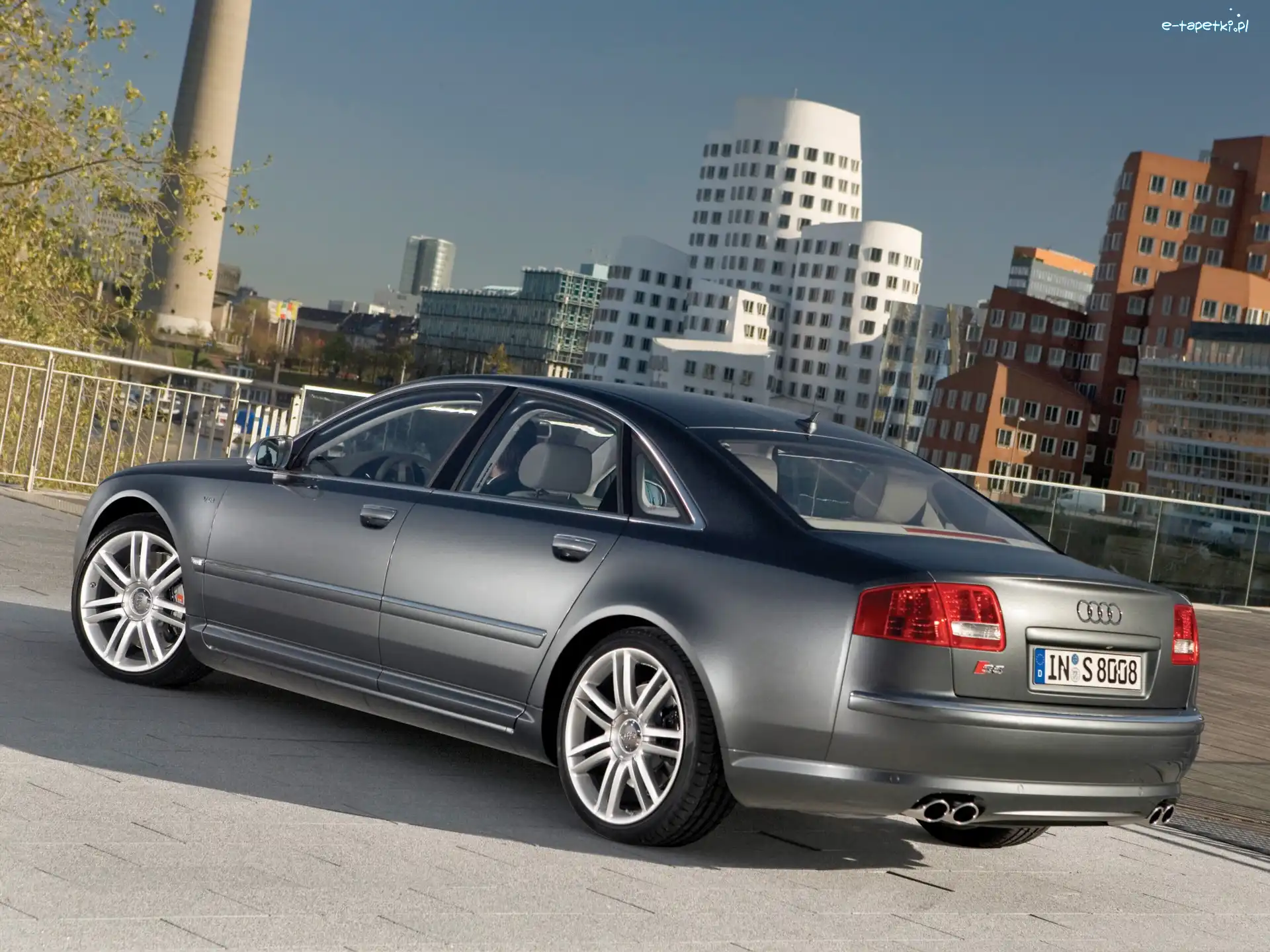 Budynki, Audi S8