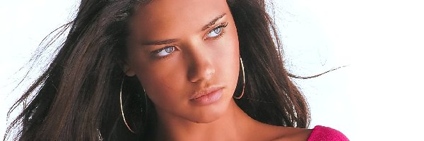 srebrne kolczyki, różowa bluzka, Adriana Lima