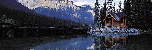 Drzewa, Jezioro Emerald Lake, Dom, Park Narodowy Yoho, Kanada, Góry, Most