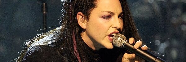 mikrofon, czarna bluzka, Amy Lee