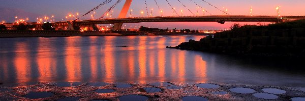 Noc, Rzeka, Most