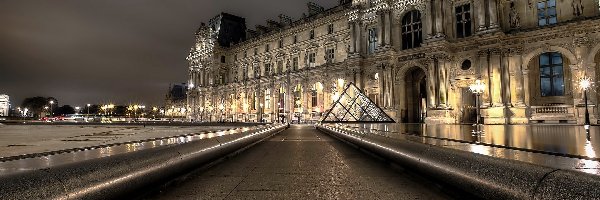 Fragment Luwru, Nocą, Paryż