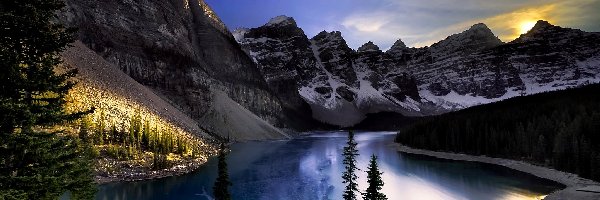 Kanada, Góry, Park Narodowy Banff, Świerki, Jezioro Moraine