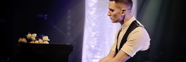 Muzyk, Fortepian, Piosenkarz, Christian Burns