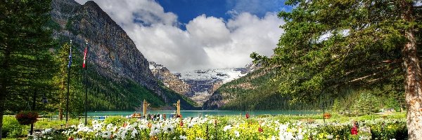 Jezioro Lake Louise, Park Narodowy Banff, Góry, Drzewa, Prowincja Alberta, Kanada