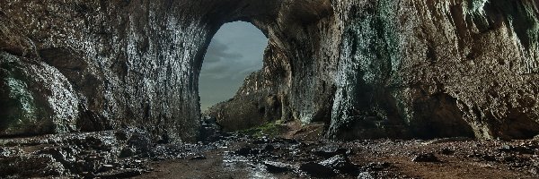 Kamienie, Jaskinia